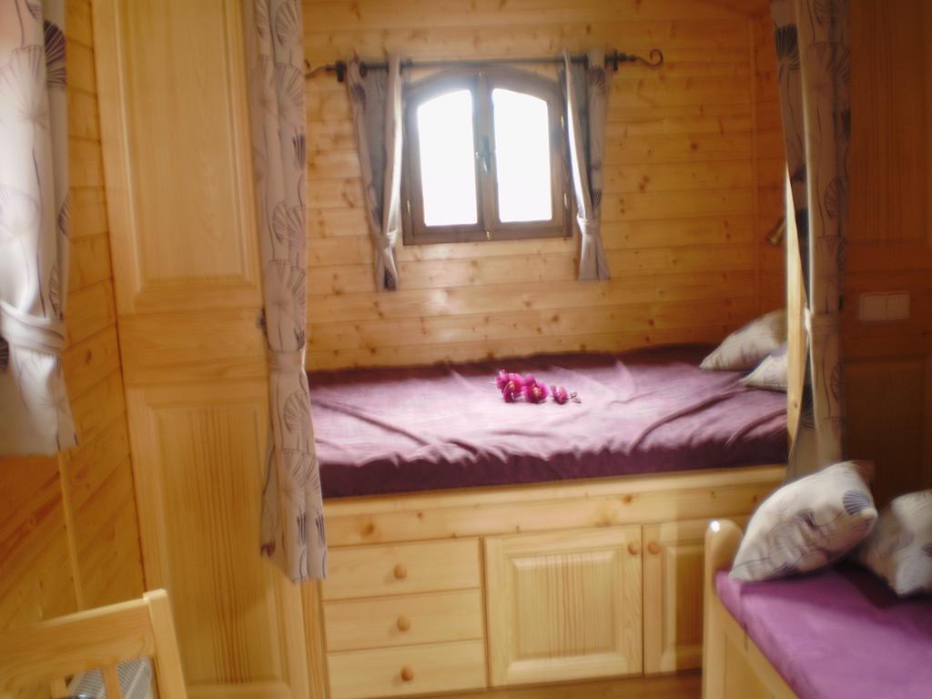 Les Roziers - Roulotte Bed & Breakfast Bagnac Екстериор снимка